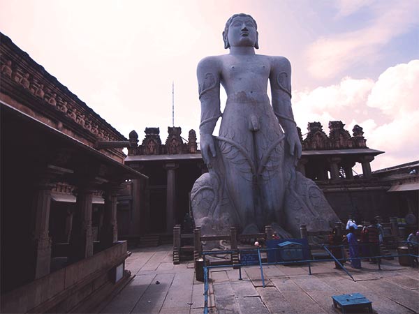 Shravanabelagola is enroute Belur